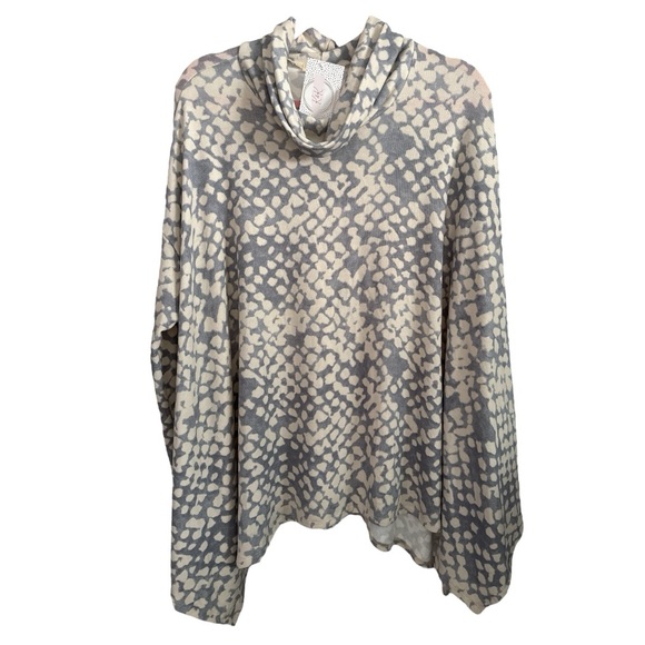 Oddy Batwing Turtleneck Top - Picture 2 of 7